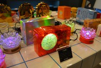 「電子念仏機　天界」。楽曲やお経が再生されると仏像が描かれた部分の色が変わる仕組み（大阪市中央区）
