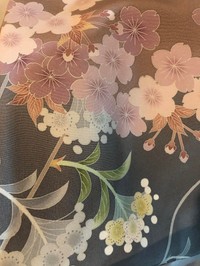 山桜柄とグレーラベンダーの色合いが印象的な着物／Rieさん（@riekko_t）提供