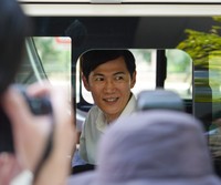 街宣車に乗り込み、女性記者に声を掛ける石丸伸二氏