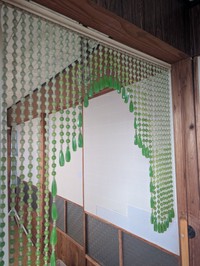 昔はよく見かけたこのカーテン…果たしてどんなメリットがあるのでしょうか？（キノさん提供）