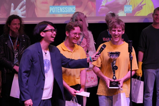 優勝したOHOと主催のGEN TAKAGIさん