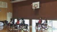 パラリンピック出場者と島の子どもが車いすバスケ！　本島で出前授業　香川・丸亀市