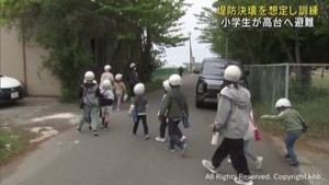 津波で堤防決壊を想定　宮城・石巻市の小学校が高台への避難訓練