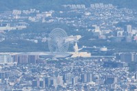 55年前のシンボル「太陽の塔」が見える（画像提供：生駒山上遊園地）