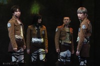 ジャン・キルシュタイン（右：福澤 侑）、コニー・スプリンガー（右から2番目：中西智也）ら仲間と成長していく、エレン（左：岡宮来夢）とミカサ（左から2番目）