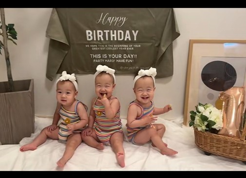 一卵性三つ子ちゃん、可愛いニコニコ笑顔♡（提供：@tripletpapa3さん）

