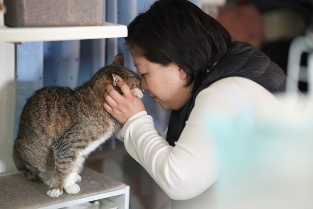 ちーちゃんに顔を近づけ、優しく話しかける新田さん
