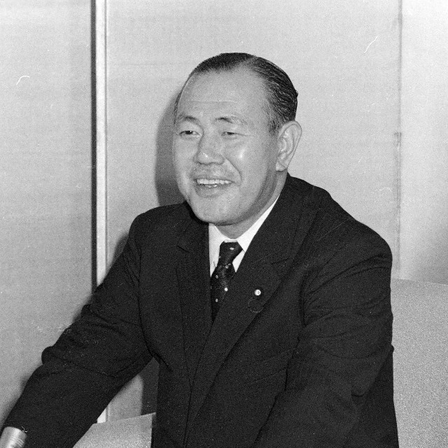 戦後の日本で大きな足跡を残した田中角栄元首相（当時54歳）＝神戸市内の自民党県連（1972年撮影）