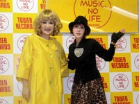 平山みき（左）と弘田三枝子さん＝都内のタワーレコード新宿店（2014年1月撮影）