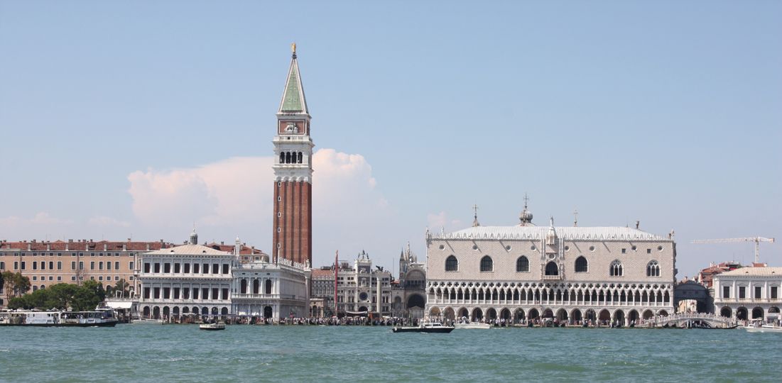 【図6】
パラッツォ・ドゥカーレ（広場右側の建物、ヴェネツィア）