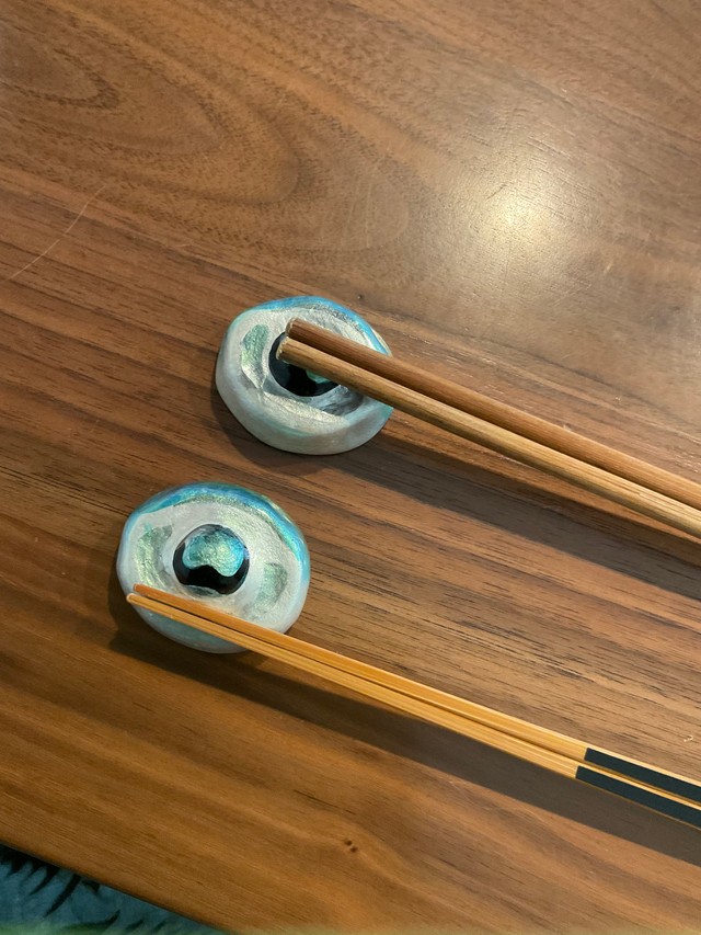 アオリイカの目玉の箸置き（提供：きりこ🦑止まらない飲酒さん）