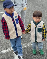 いつでも手を繋いでいる仲良し兄弟！（提供：＠_momoka_igさん）
