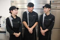 「旨辛味噌まぜそば」を考案した（左から）永木さん、徳田さん、篠田さん