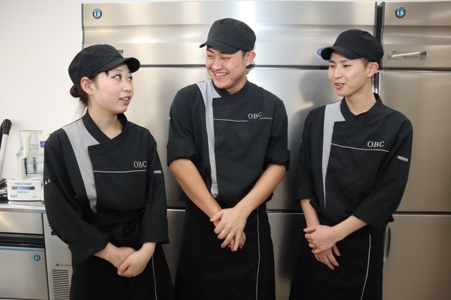 「旨辛味噌まぜそば」を考案した（左から）永木さん、徳田さん、篠田さん