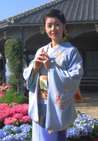 あでやかな着物姿を披露した藤あや子＝2005年