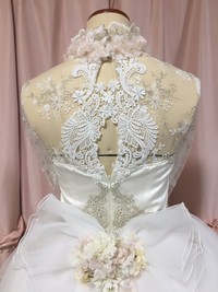 背中は、まるで天使が羽を広げたかのようなレースに。