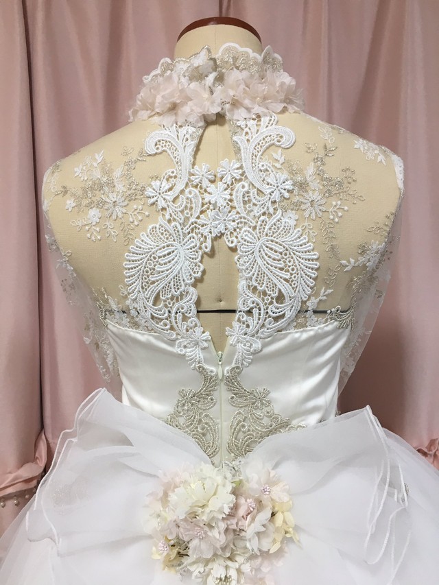 背中は、まるで天使が羽を広げたかのようなレースに。