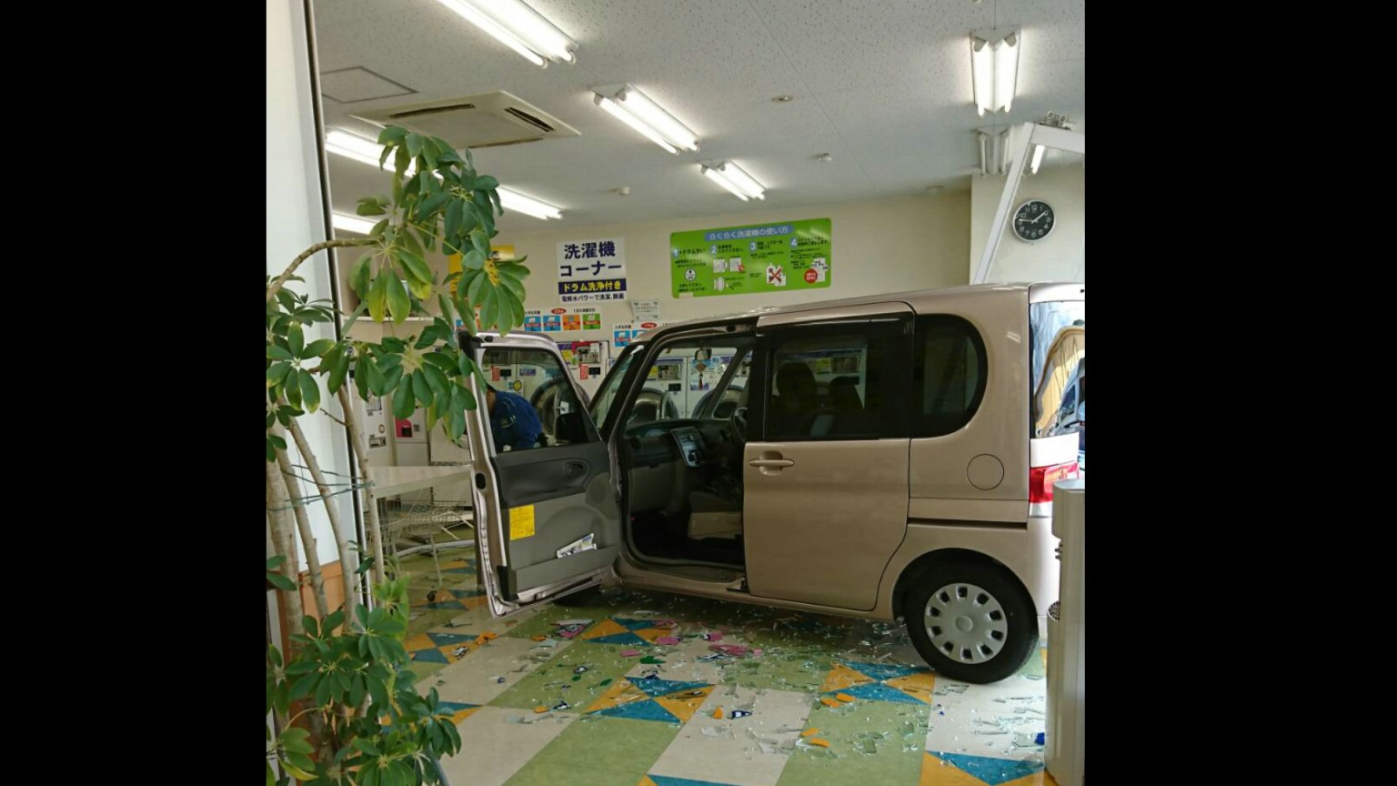 クリーニング店に軽自動車が突っ込む　店内にいた客などにけがなし　岡山・倉敷市