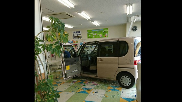 クリーニング店に軽自動車が突っ込む　店内にいた客などにけがなし　岡山・倉敷市