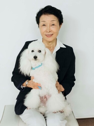 「コロナでCAPP活動はお休み中ですが、再開できる日を楽しみしています。私もまだまだ現役です」週３日ほど病院勤務をする柴内先生と現在９歳のピーター（柴内先生提供）