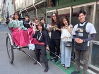 浅草で人力車のスタッフらと交流した歌手・はるな愛（左）