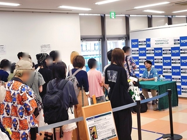 大阪・梅田でのサイン会も大盛況