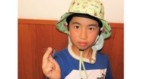 アオビタイトンボを採集　河手優磨さん(小3)　重井薬用植物園提供