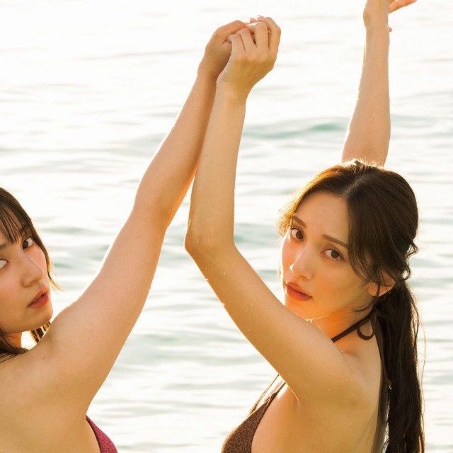 都丸紗也華・都丸亜華梨（撮影／Takeo Dec.　ヘアメイク／田森春菜・加藤怜奈（JULLY）　スタイリング／KAN　コーディネート／ハングアウトクリエーション）