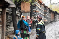 カラーシャの谷の住民と談笑する和田晶子さん（右）。女性たちは普段から色鮮やかな伝統衣装を着ている＝2019年4月17日、パキスタン北西部、乗京真知撮影