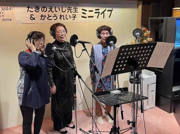 たきのえいじさんが書き下ろした楽曲「なんちゃって山科」のレコーディングを行う女性たち（森田さん提供）