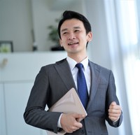 スーツ姿の弁護士※画像はイメージです（ponta1414/stock.adobe.com）