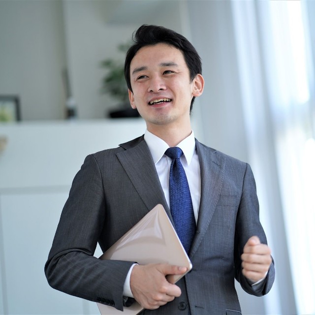 スーツ姿の弁護士※画像はイメージです（ponta1414/stock.adobe.com）