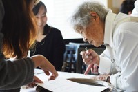 丸で囲むだけのシンプルなオーダー表で注文をとるスタッフ　photo©️森嶋夕貴（D-CORD）