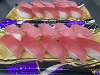 キタハママグロ寿司10貫で888円。