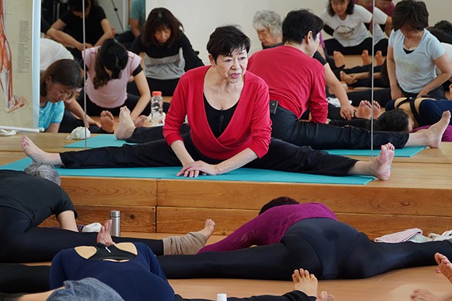 両脚を開く 体操 太ももに力が入っているか意識して