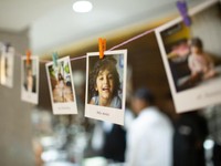 私のメガネは虹色メガネ。明るく輝くメガネで今日も世界を見る