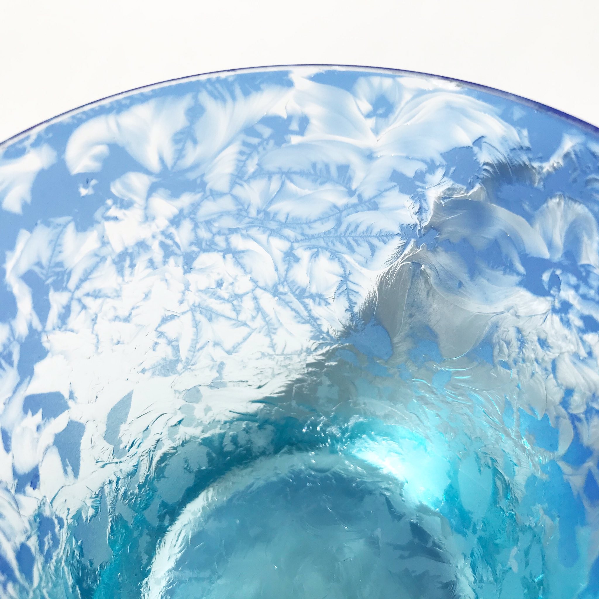 まるで宇宙に続いているよう」“幻”の「結霜ガラス」を再現 若手作家の