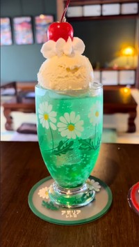 アデリアレトロのグラスを使用した、人気のメロンクリームソーダ ／古民家レトロカフェmonaさん（@mona_kominkaretorocafe）提供