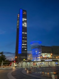 高松シンボルタワーのブルーライトアップ（香川県提供）