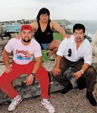 １９８８年７月、プエルトリコで誕生した「闘魂三銃士」の（左から）武藤敬司、橋本真也さん、蝶野正洋。今年で結成３５周年になる