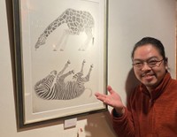 京都市動物園に通い、精緻な鉛筆画を描き続けている琴塚さん。個展では新作だけでなく、過去の作品も多く展示している（京都市左京区・Ｔｏｖｉｒａ）