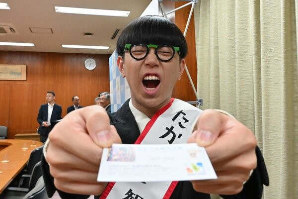 たかつき観光大使に就任したSOーSOさん