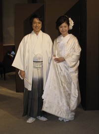 ツーショットを披露した黒田アーサー（左）と志保夫人＝2012年