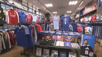 サッカーW杯開幕！香川でも盛り上がりみせる　代表グッズ特設コーナー、パブリックビューイングも