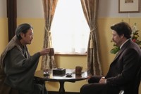 「時代から見捨てられ、立ち尽くすしかなかった者」どうし、ヘブンを「昔のわし」と呼んで共感する司之介（岡部たかし）　(C)NHK