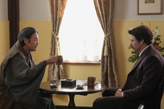 「時代から見捨てられ、立ち尽くすしかなかった者」どうし、ヘブンを「昔のわし」と呼んで共感する司之介（岡部たかし）　(C)NHK