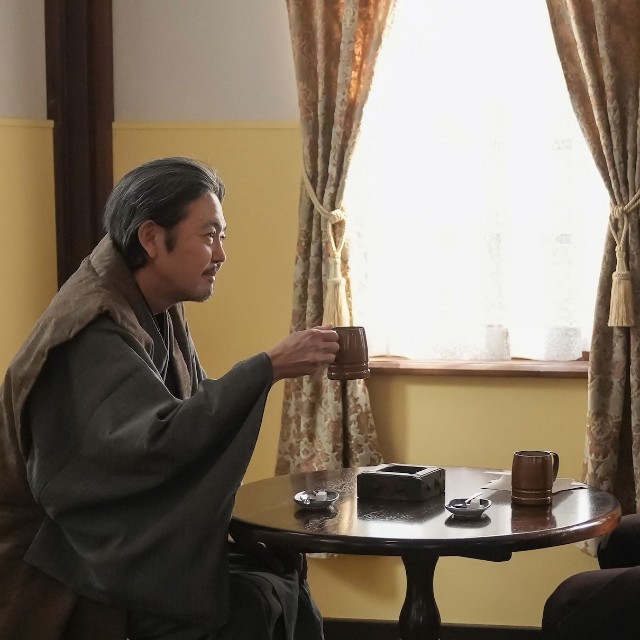 「時代から見捨てられ、立ち尽くすしかなかった者」どうし、ヘブンを「昔のわし」と呼んで共感する司之介（岡部たかし）　(C)NHK