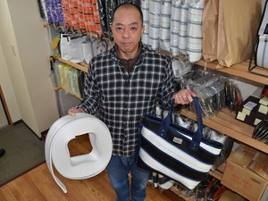 ほぼ新品でも捨てられる消防ホース、「もったいない」心動いた　解体業からバッグ屋に