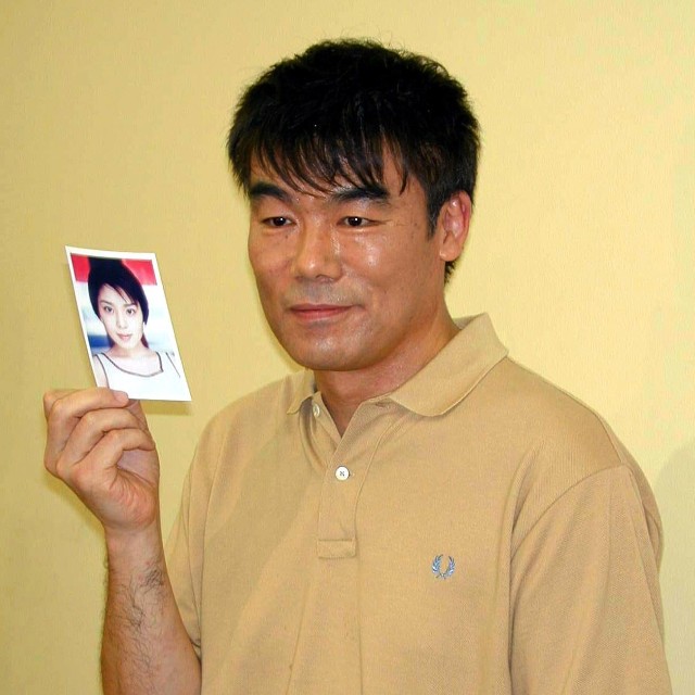 中江里香の写真を片手に結婚会見を行う村田雄浩=2006年