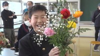 小豆島の小学生が卒業生に贈る花束作り